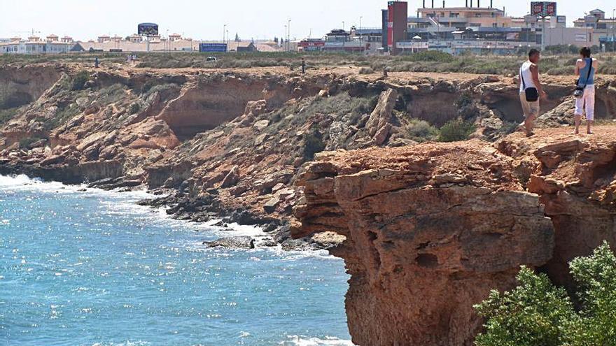 Las Cortes debaten el rechazo a urbanizar el último rincón virgen del litoral oriolano