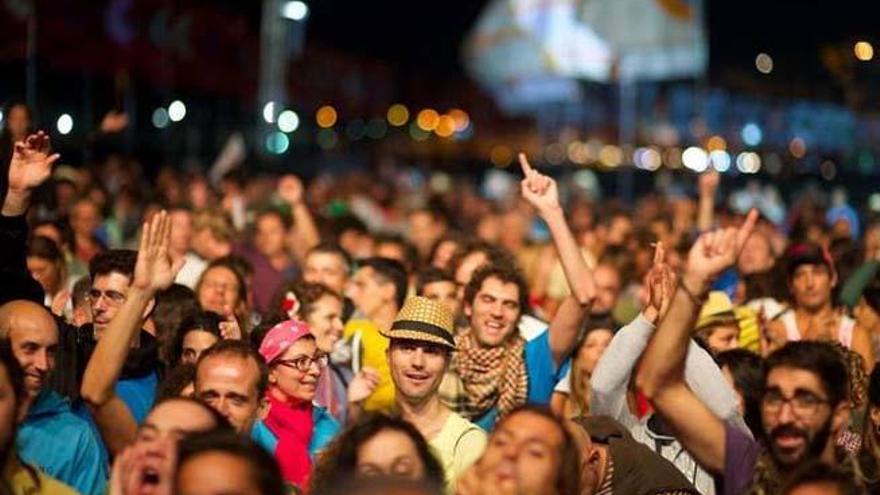 130 banderas ondean  en la playa de  Gran Tarajal para recibir al Womad