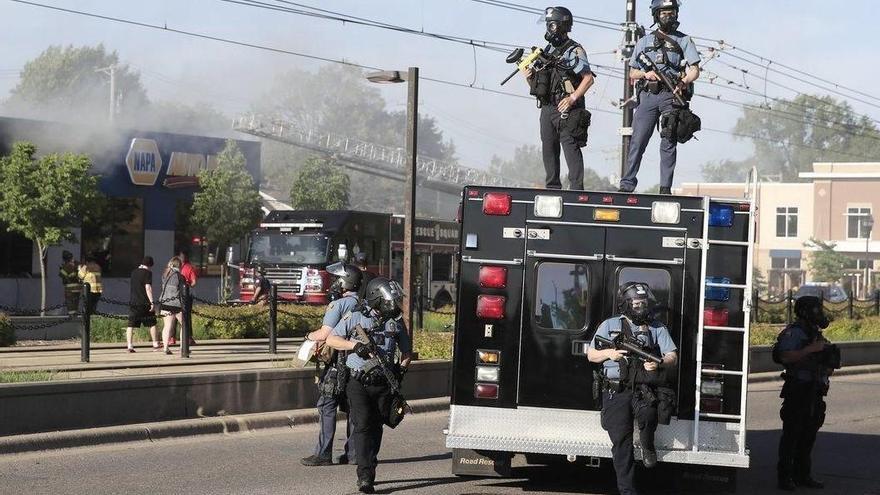 Minneápolis declara la emergencia por las protestas tras la muerte del hombre negro a manos de la Policía