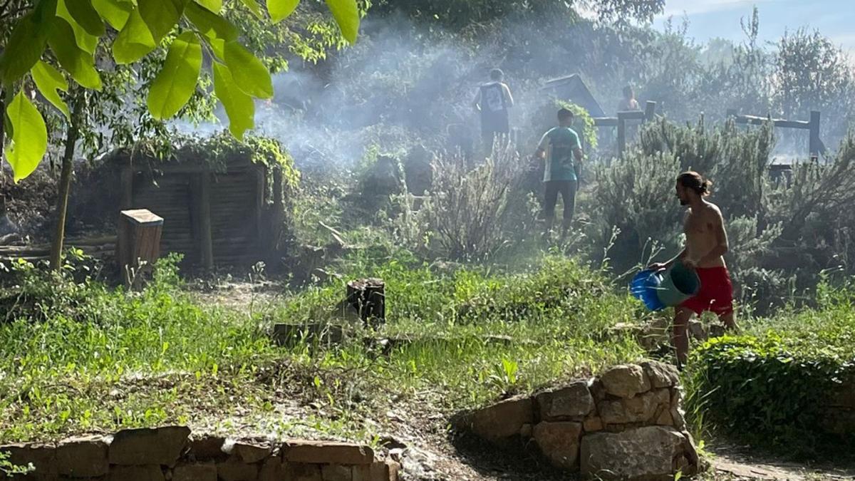 Los vecinos de Teresa, colaborando en la extinción del fuego.