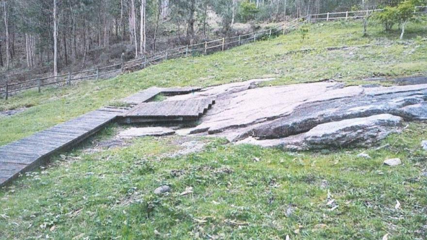 Petroglifo da laxe da Rotea de Mendo, en Campo Lameiro. |   // FDV