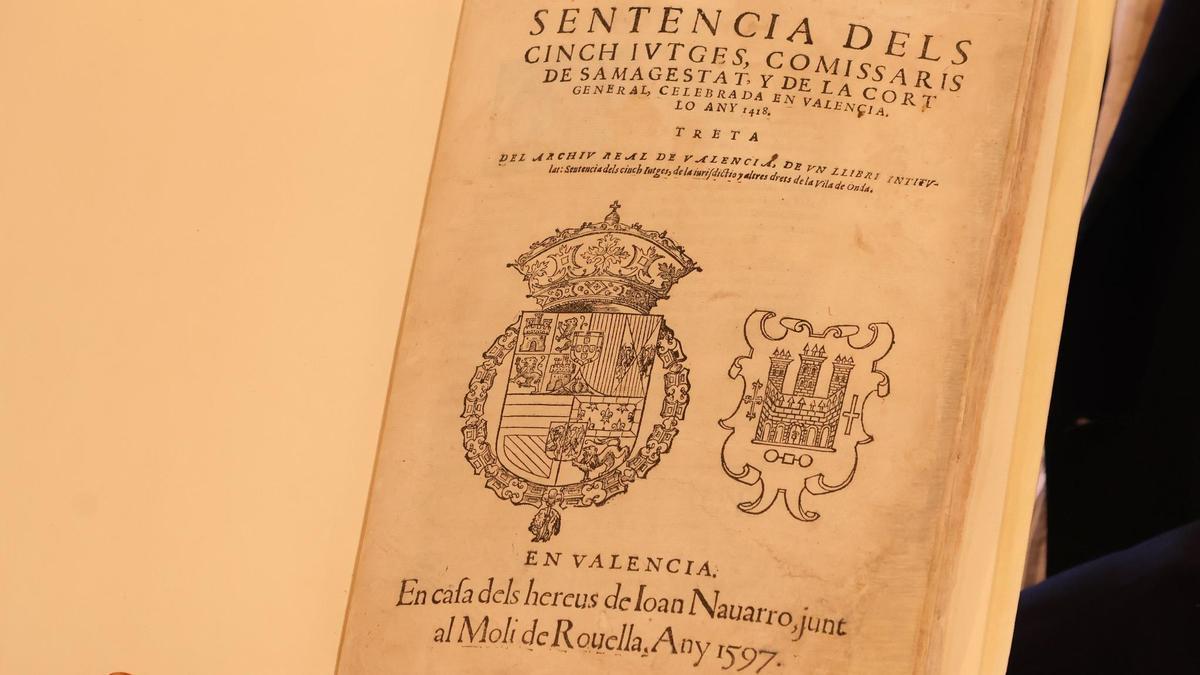 Una de las hojas del libro.
