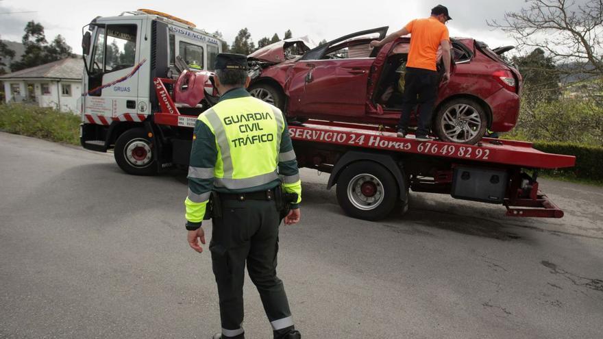 Retirada del vehículo siniestrado en Xove, en el que viajaban seis jóvenes. |   // E. P.