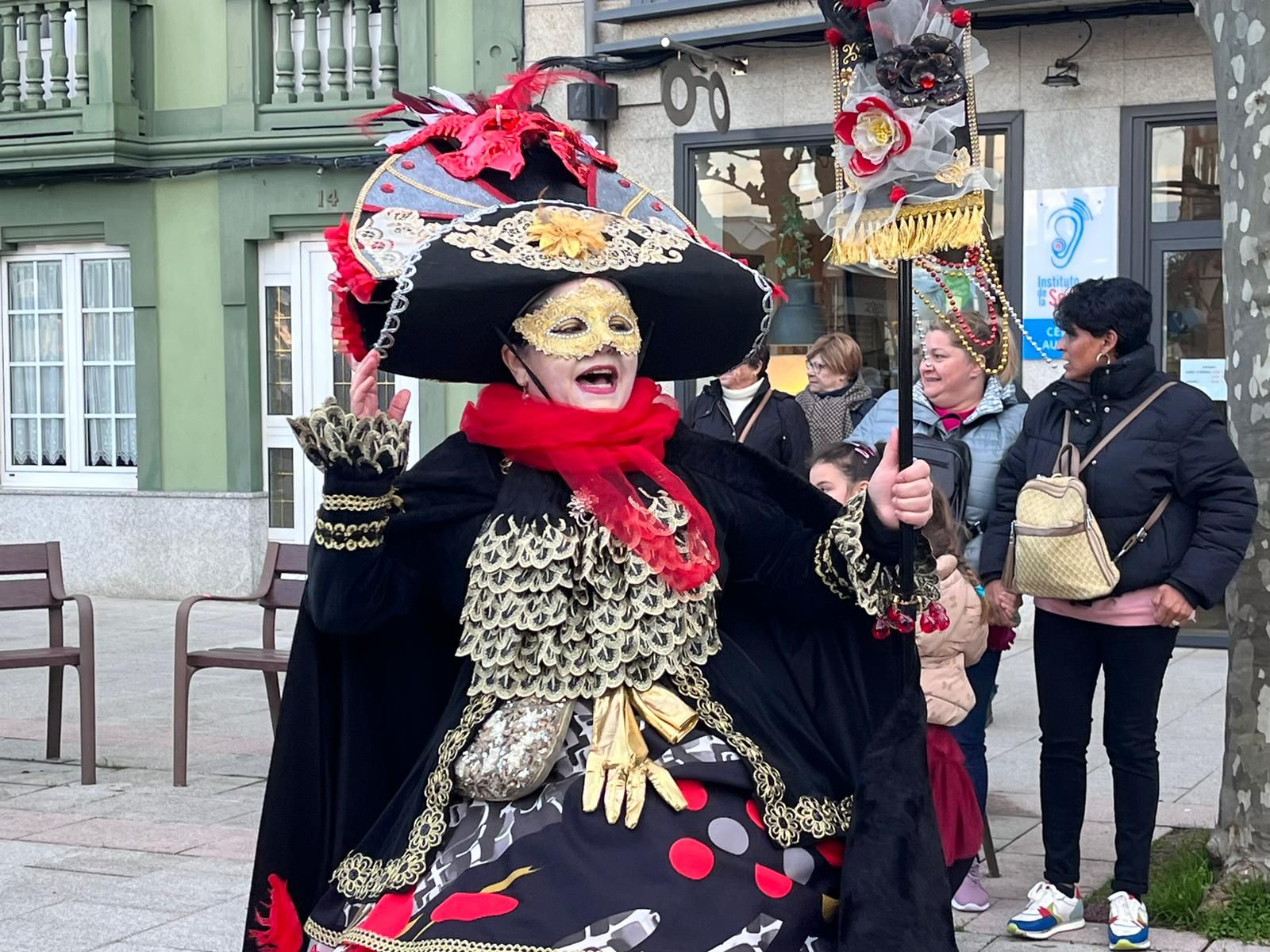 Carnaval 2023: Las comparsas llenan de color el centro de Sada