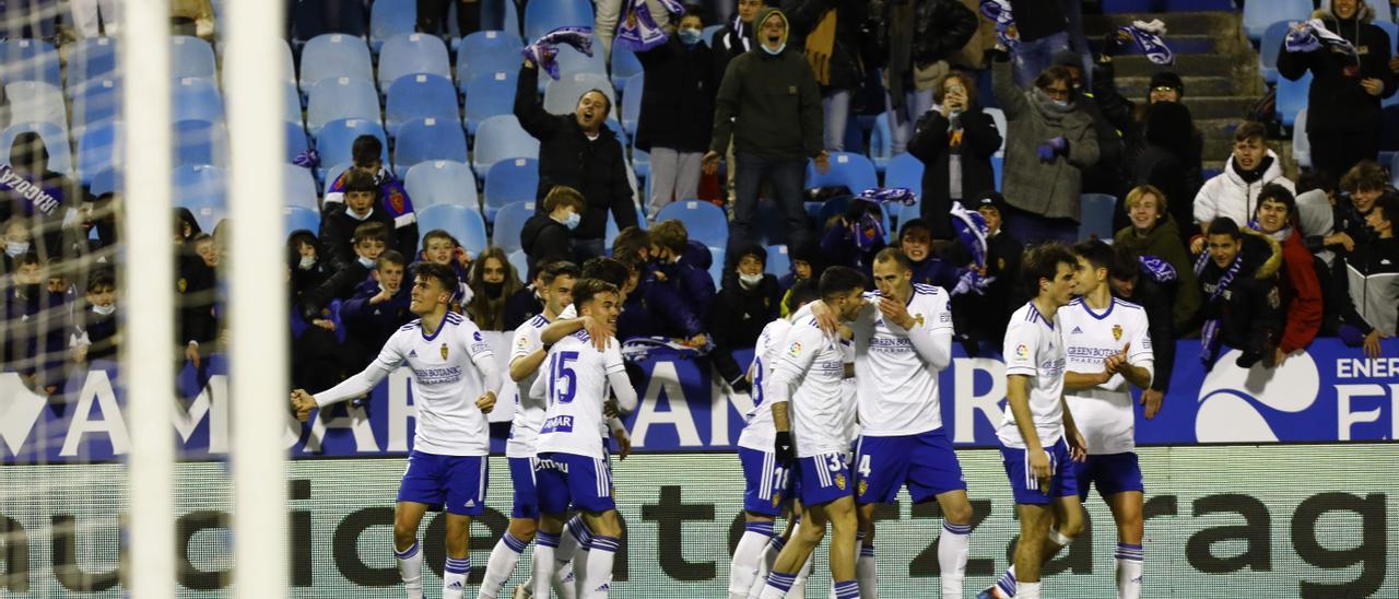 Los jugadores zaragocistas celebran el 2-0 ante el Almería, gol anotado por Azón.
