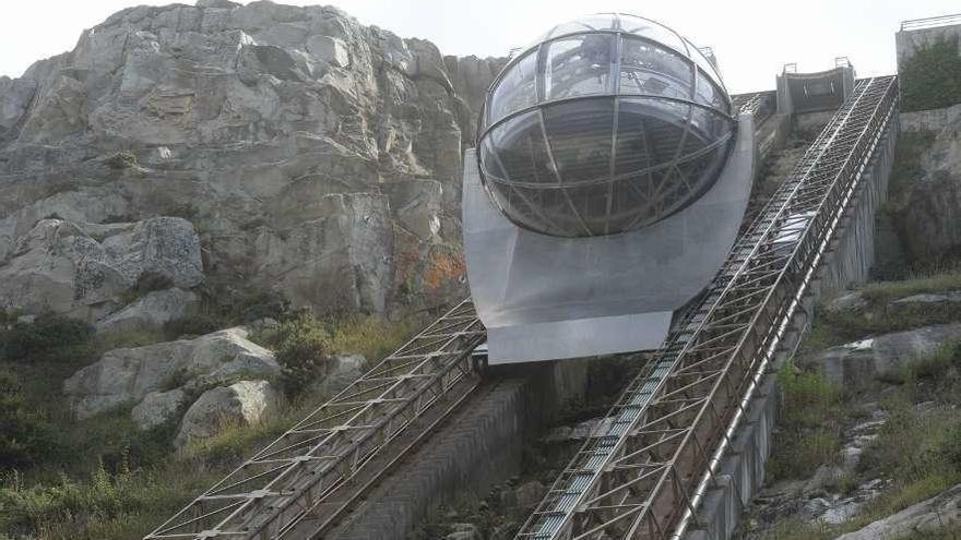 El ascensor del monte de San Pedro, durante su recorrido por la ladera.