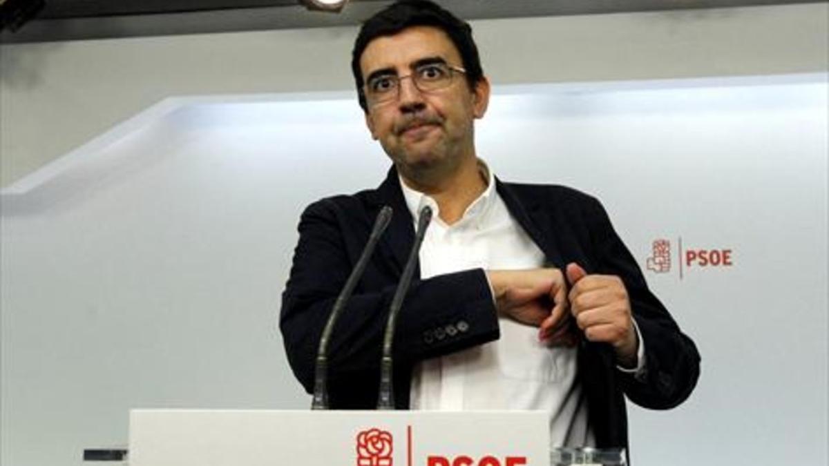 Mario Jiménez, en la rueda de prensa tras la reunión de la comisión gestora del PSOE, ayer, en la sede madrileña de Ferraz.