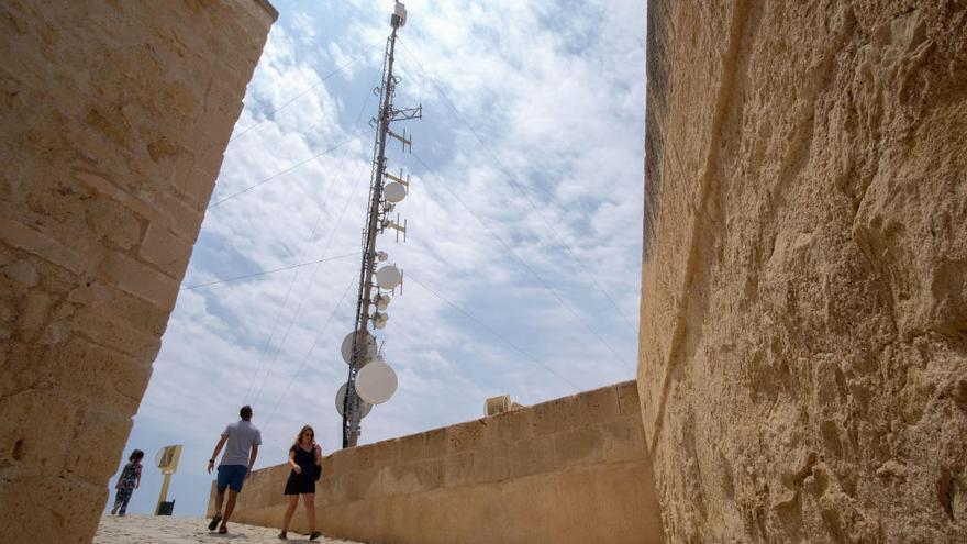 Antenas en el Castillo de Santa Bárbara