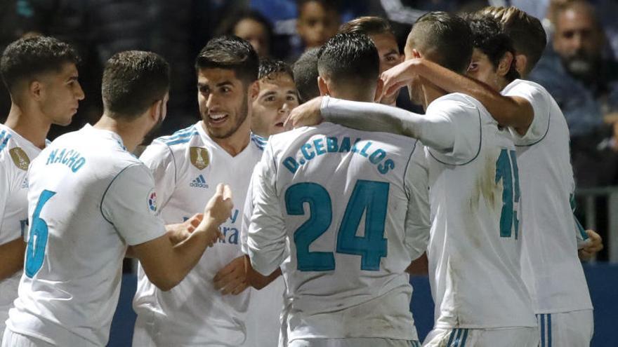 Los jugadores del Madrid felicitan a Asensio por su gol.