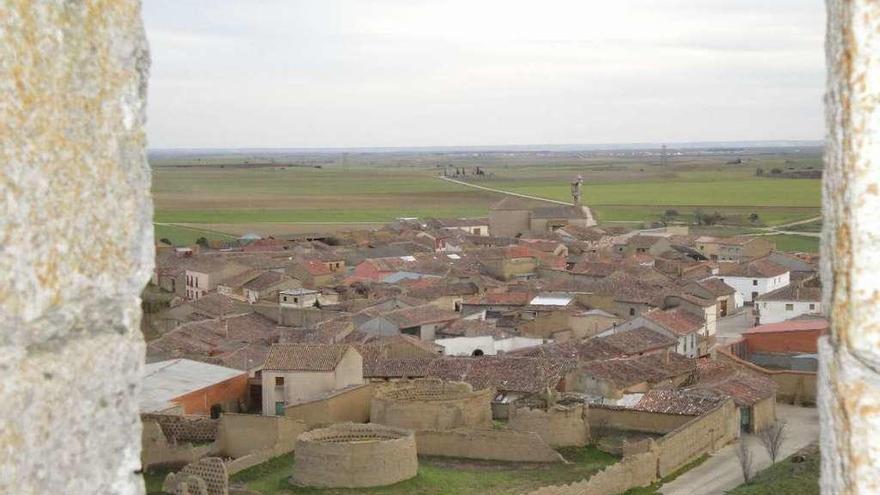 Vista general del casco urbano desde las almenas del castillo de Villalonso.