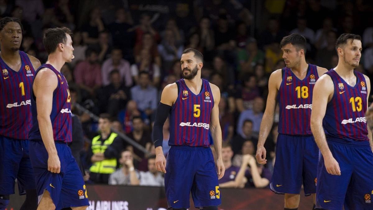 Los jugadores azulgranas, en un tiempo muerto del tercer partido ante el Efes