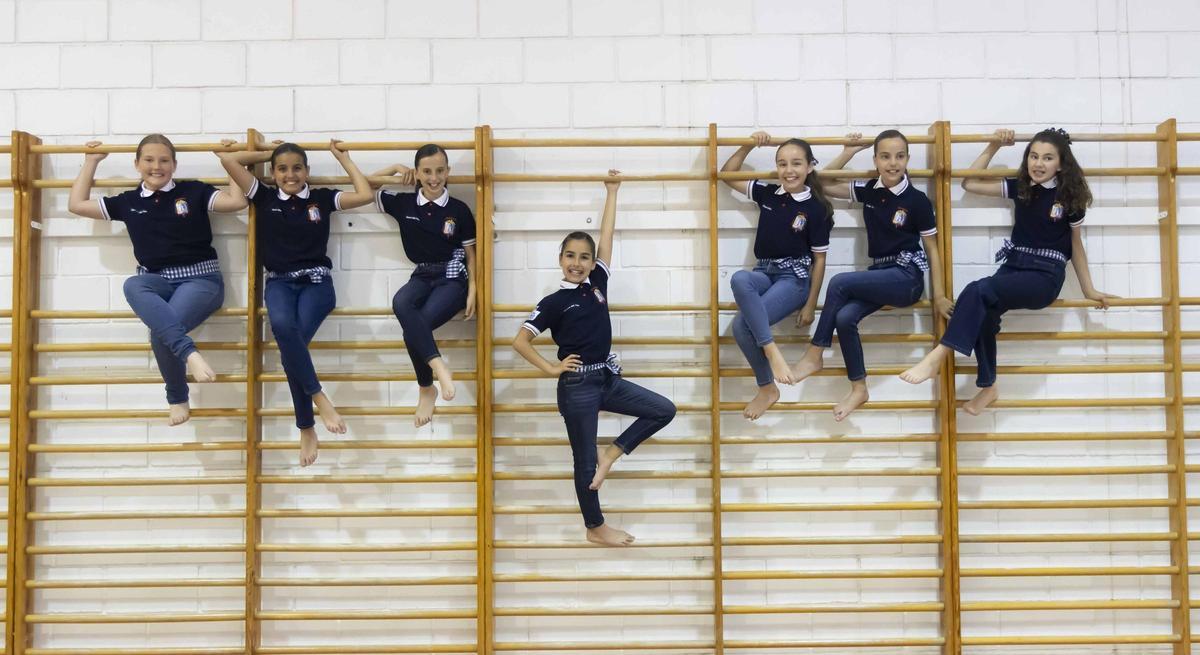 La Bellea del Foc infantil y sus damas de honor se atreven con la gimnasia deportiva