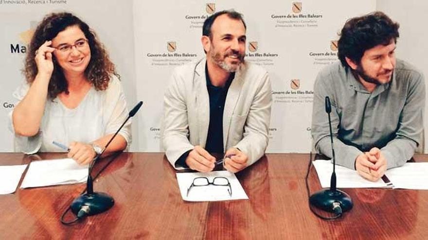 La consellera Pilar Costa, el vicepresidente Biel Barceló, y el líder de Podemos, Alberto Jarabo, ayer.