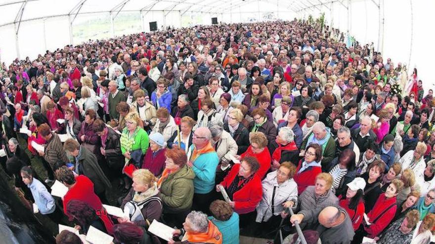 La carpa abarrotada de fieles, con las imágenes de las distintas parroquias situadas a la derecha, durante la misa solemne.