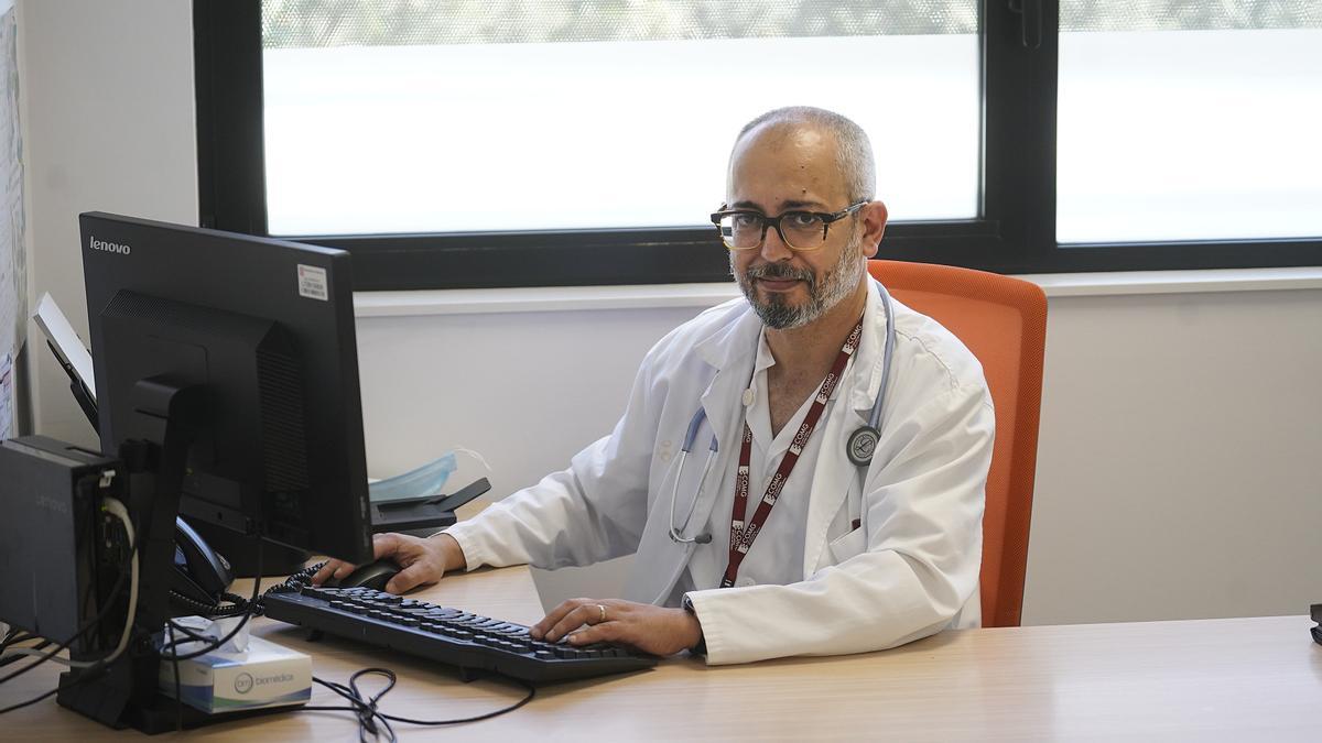 L'oncòleg Xavier Hernández a la consulta de l'Institut Català d'Oncologia de Girona.