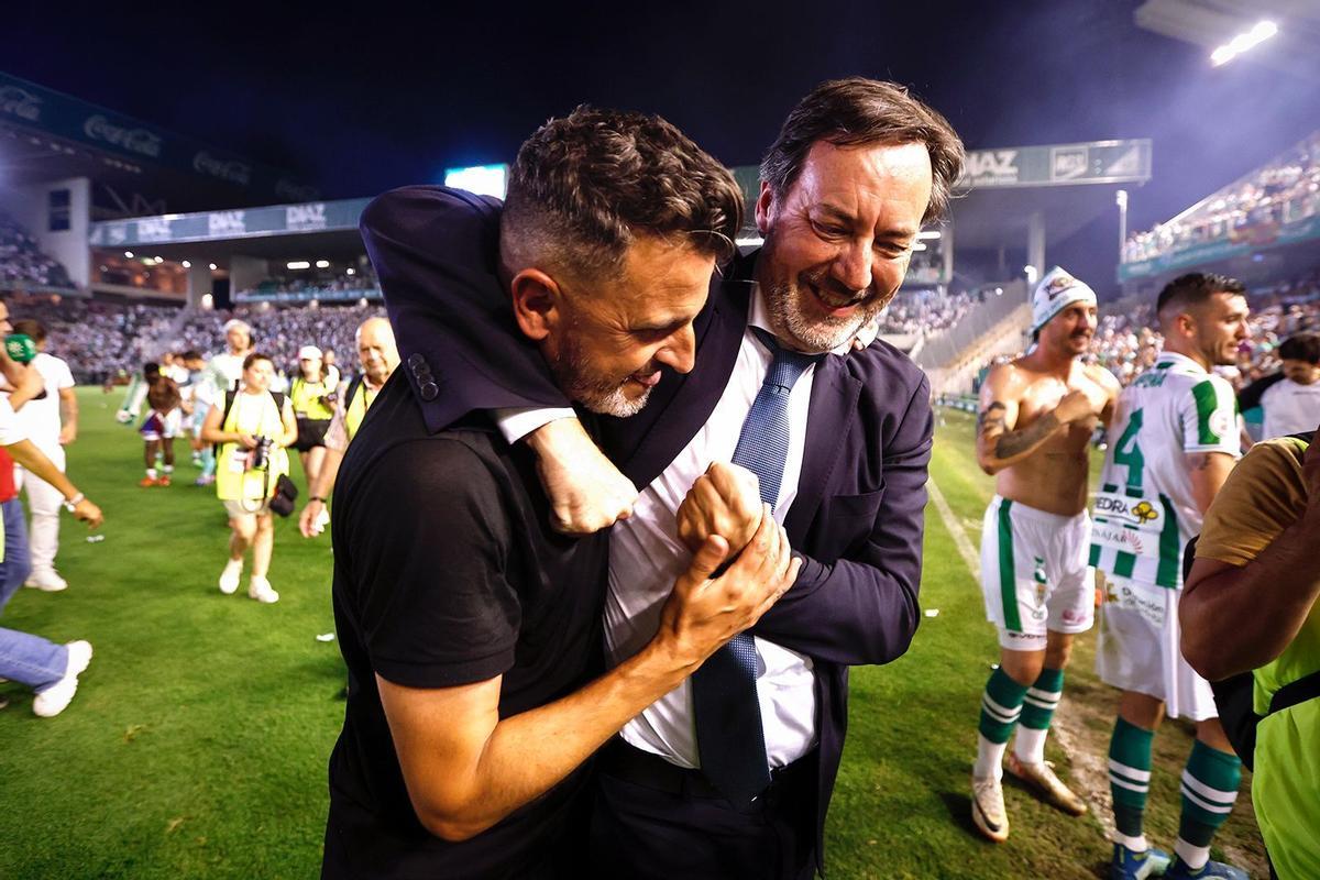 Iván Ania y Antonio Fernández Monterrubio festejan el regreso a Segunda, hace año y medio, en El Arcángel