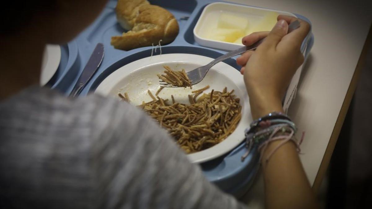Una joven con transtorno alimenticio comiendo en un centro de día.