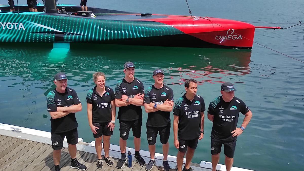 Grant Dalton y parte del equipo, frente al AC75 ´Te Rehutai' que navega en Barcelona