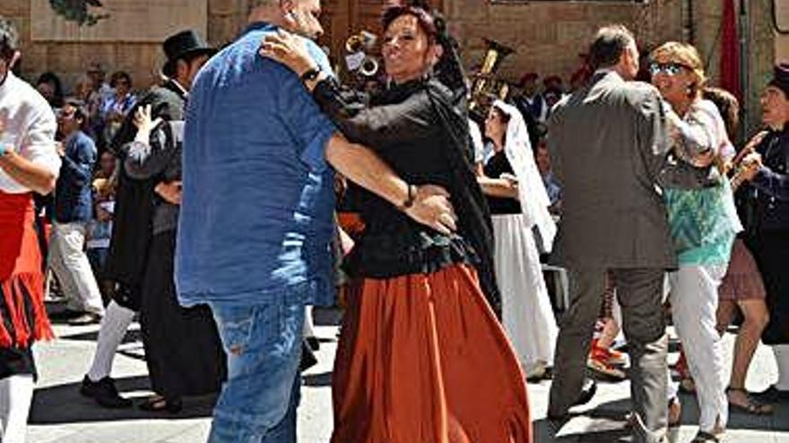 Ball de casament amb la comitiva nupcial a la plaça de Sant Joan