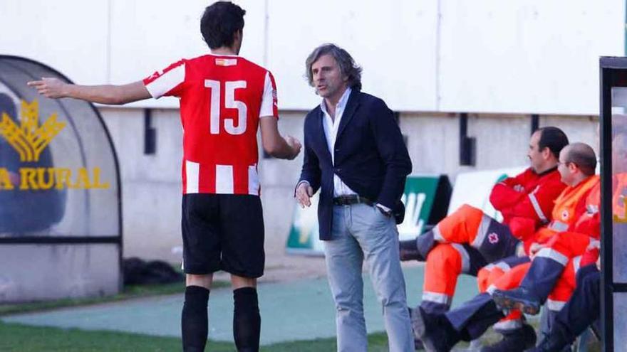 Aguirre da instrucciones a Carlos de la Nava en el último partido.