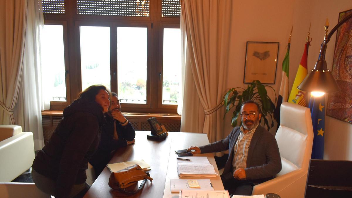 Video | El alcalde de Ibahernando, Agustín Búrdalo, se reúne con el presidente de la Diputación de Cáceres, Miguel Ángel Morales