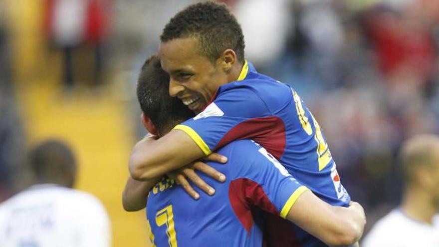 Valdo se abraza con Botelho tras conseguir el tercer gol del partido cuya asistencia fue del futbolista brasileño.