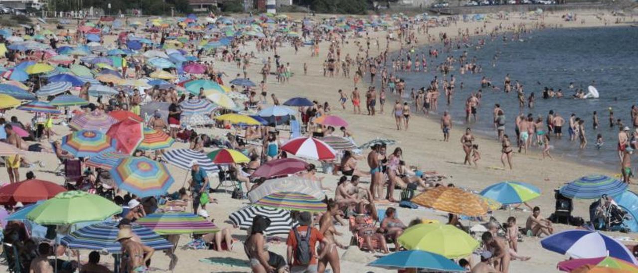 La playa de Rodeira, en el centro de Cangas, durante una tarde de julio del 2021.   |  Santos Álvarez