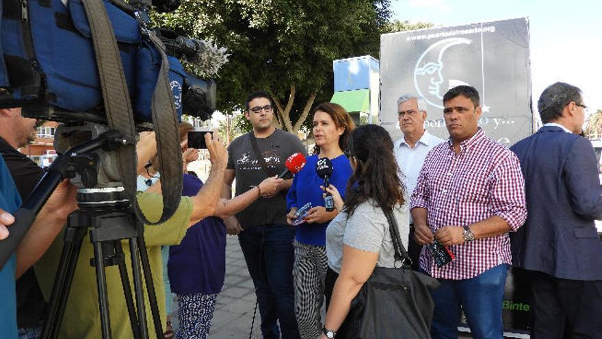La concejal Vanesa López atiende a los medios de comunicación.