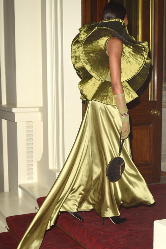 Naomi Campbell con un diseño de Pierre Cardin