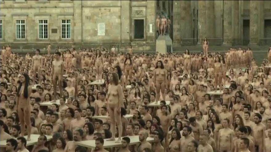 Miles de colombianos posan desnudos frente a la Catedral