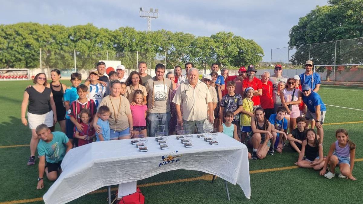 Foto de familia de los participantes en la Tirada de Sant Jordi