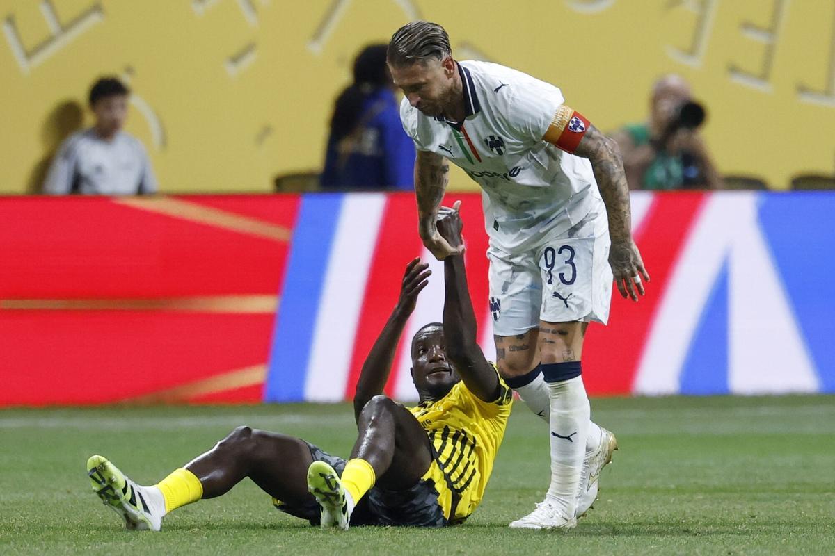 Serhou Guirassy, del Borussia Dortmund, es ayudado por el español Sergio Ramos, del Monterrey. EFE/EPA/ERIK S. LESSER. borussia dortmund . monterrey. mundial clubs 2025 borussia dortmund . monterrey. octavos. mercedes benz stadium