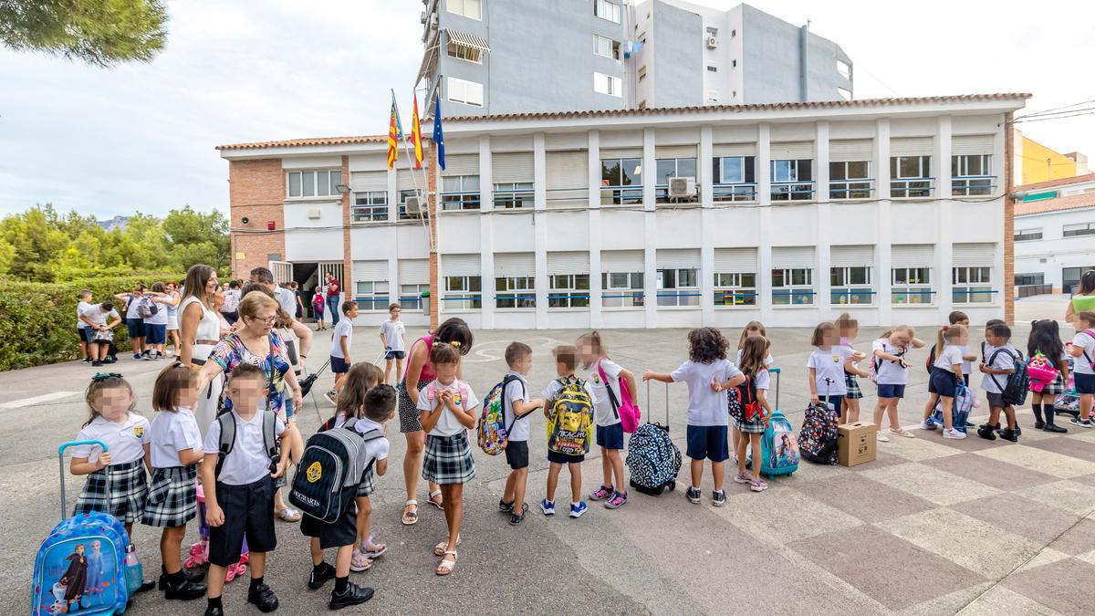 Vuelta a clase sin mascarilla ni distancias en un colegio de Benidorm