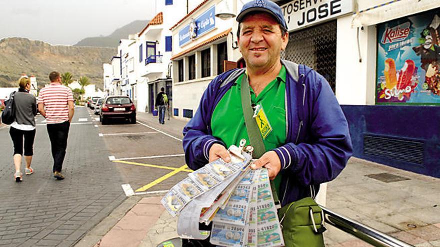 Juan Jonás Mendoza, vendedor de la ONCE, ayer en Agaete.