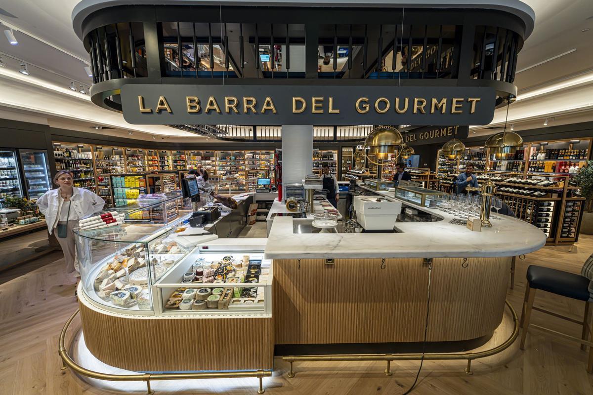Un supermercado con 20.000 referencias de productos diferentes, donde priman los alimentos de proximidad y en el que los platos preparados, listos para llevar y consumir, son la gran apuesta. Este es el nuevo concepto de establecimiento que estrena El Cortes Inglés este jueves en la plaza de Francesc Macià de Barcelona