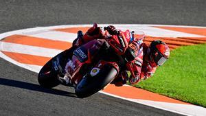 Bagnaia, líder del Mundial, en acción durante los segundos ensayos libres en el circuito Ricardo Tormo de Cheste