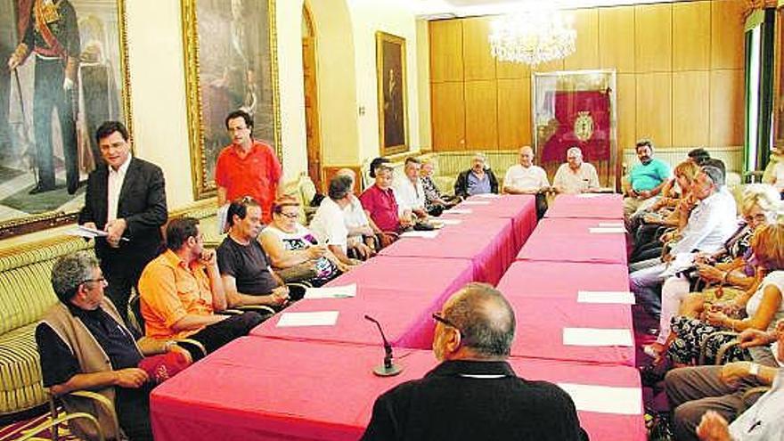 A la izquierda, el concejal Pedro Sanjurjo, entrando a la reunión con los vecinos de El Muselín.