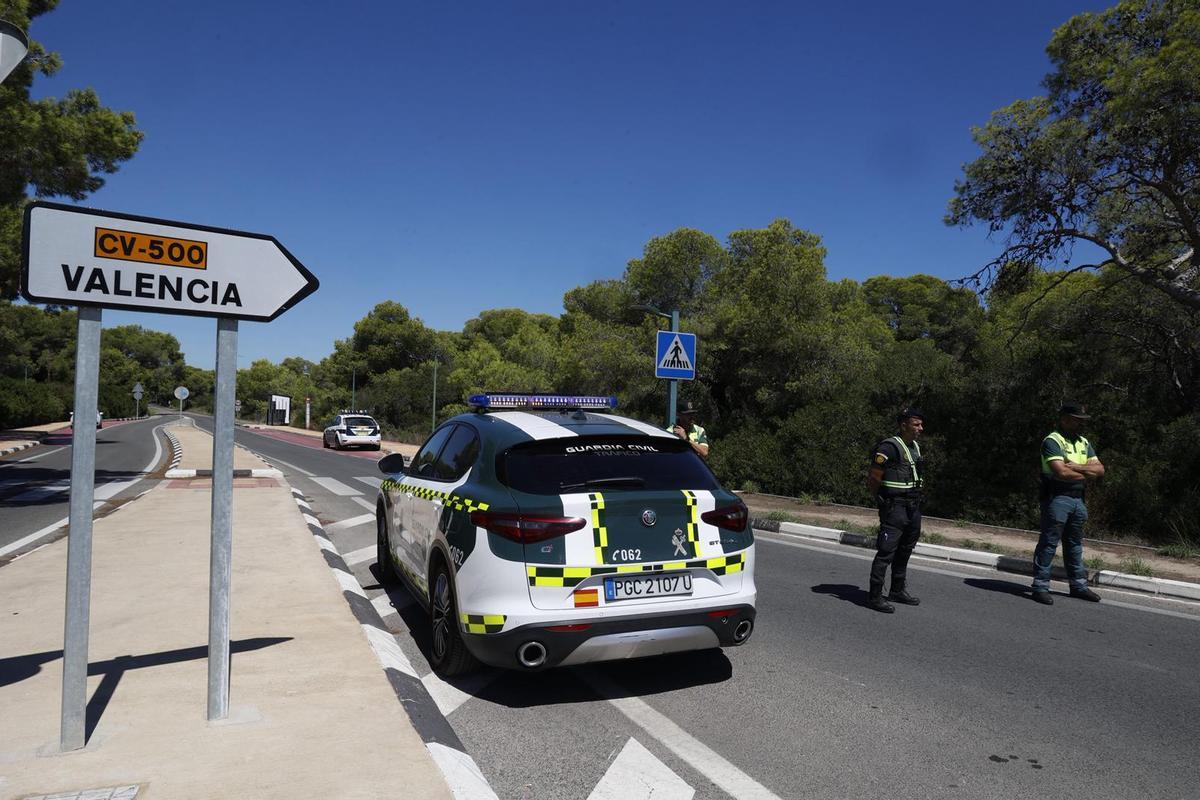 Agentes de la Guardia Civil controlan los accesos de la Devesa.