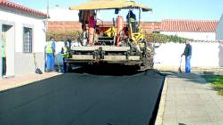 Inician el asfaltado de cinco calles de Rincón del Obispo