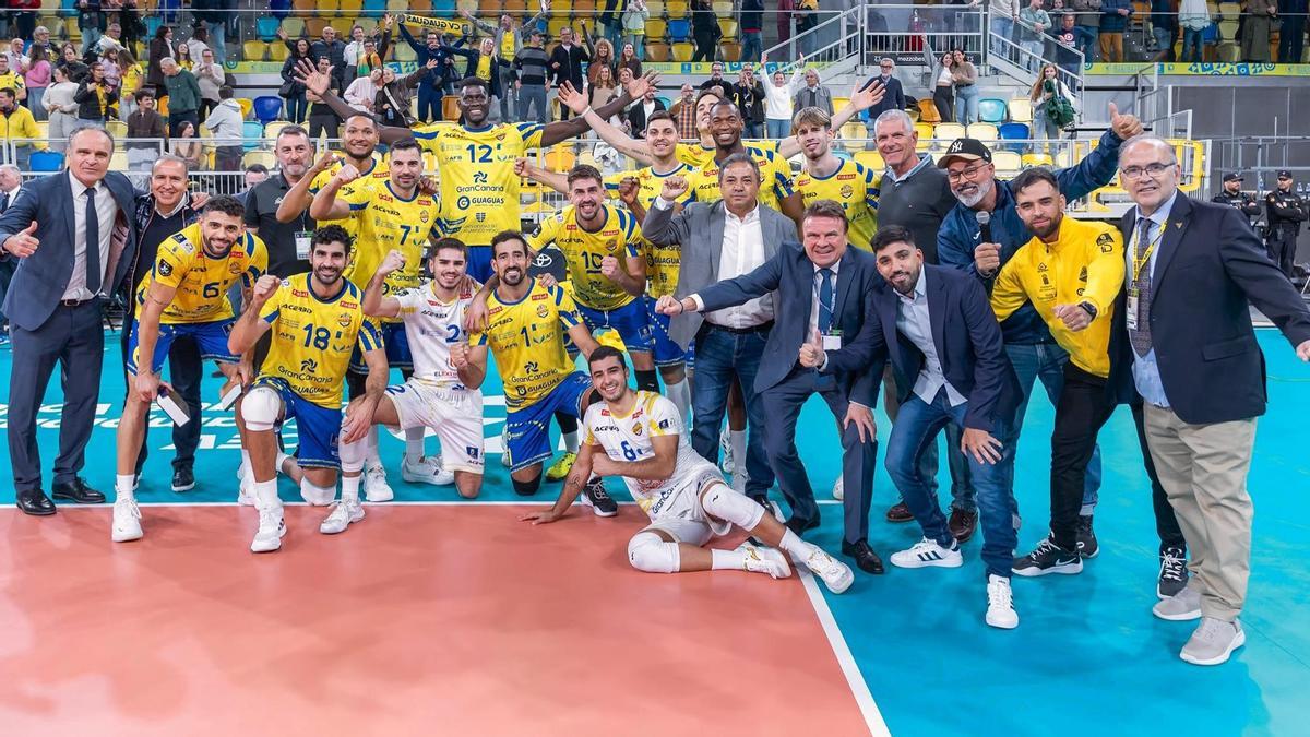 El plantel del CV Guaguas celebra la victoria frente al Praga en el Arena.