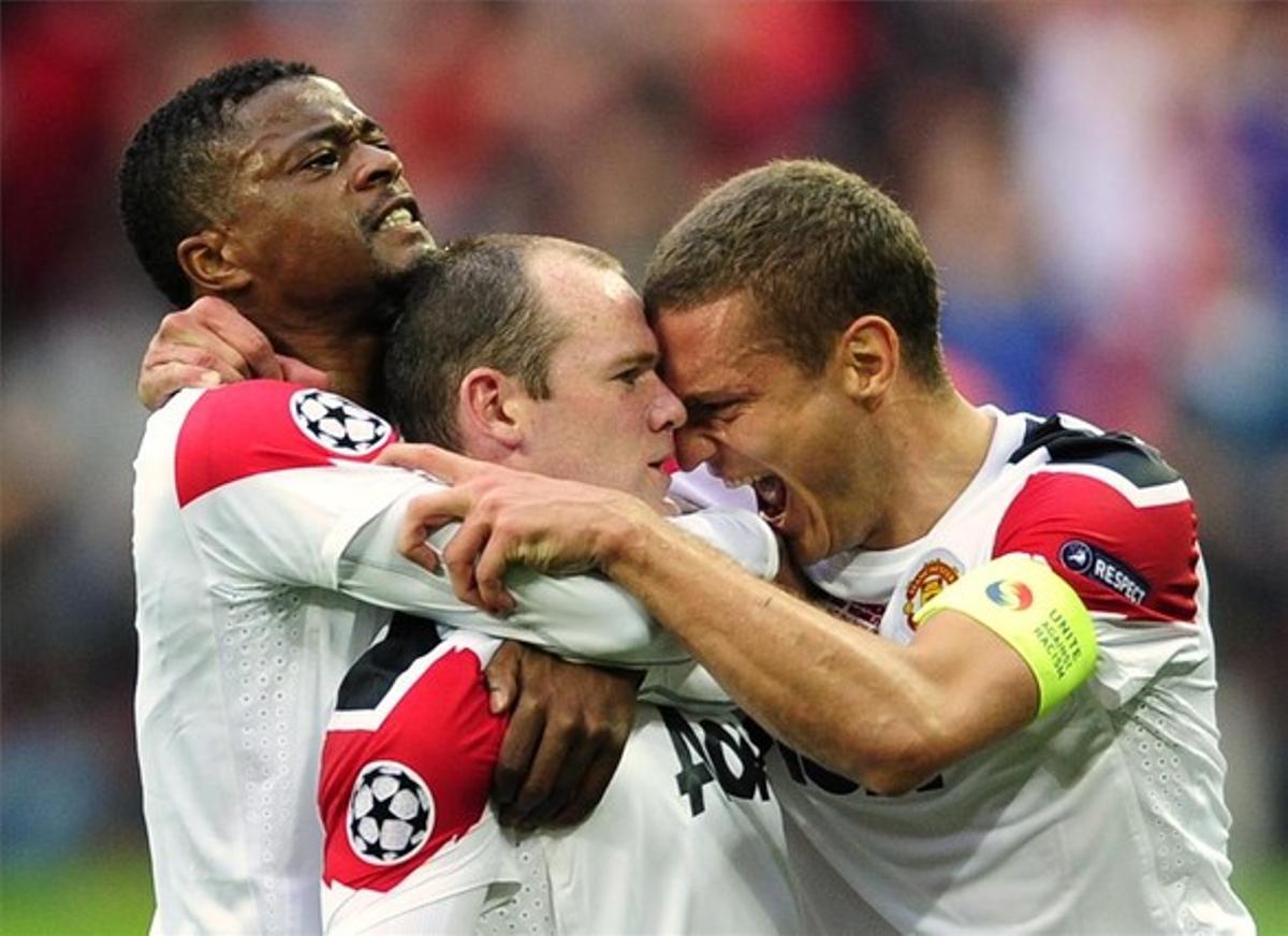 Rooney celebra el seu gol amb els seus companys Evra i Vidic.
