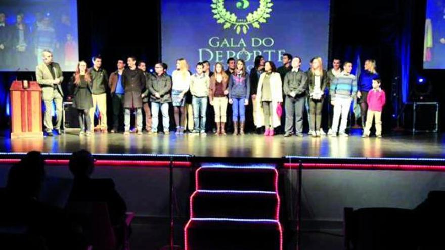 Premiados en la III Gala do Deporte de Baiona, que se desarrolló ayer en el auditorio municipal.