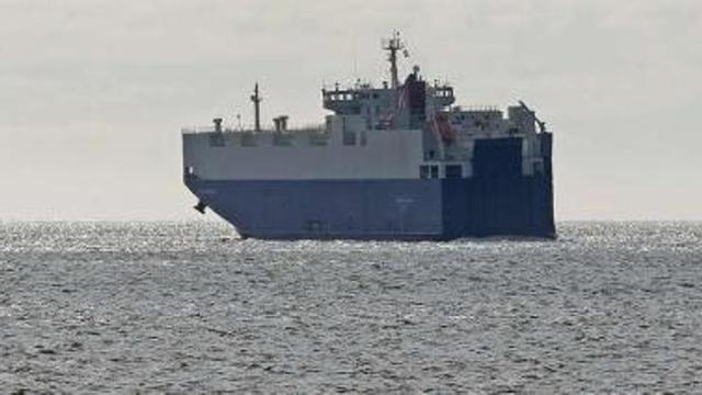 Un "car-carrier" encara la bocana de la ría de Vigo tras cargar vehículos de PSA Peugeot Citroën en la terminal de Bouzas.  // Marta G. Brea