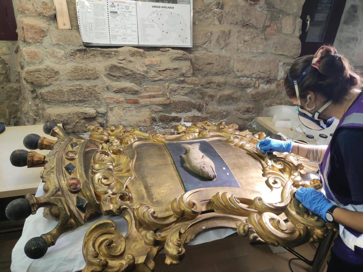 El Museu de Moià restaura l’escut de la família Planella