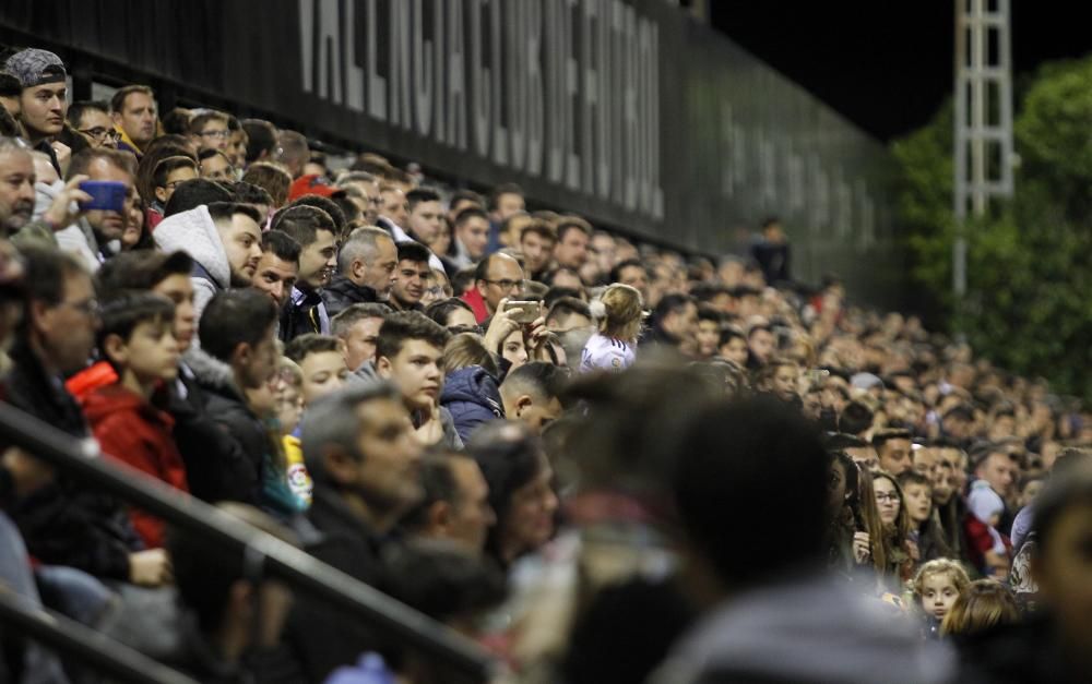 La afición del Valencia invade el Puchades