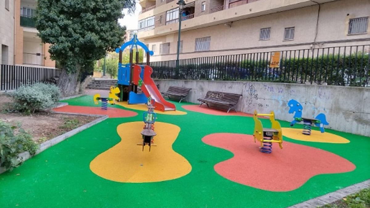 Un parque infantil con pavimento de caucho en Alcoy