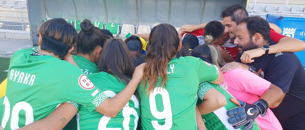 Las jugadoras del Cacereño, durante el encuentro ante el Madrid CFF