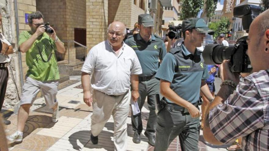 La Guardia Civil traslada a Cardona desde el juzgado de Ibiza al centro penitenciario de la isla, donde ingresó por la tarde.