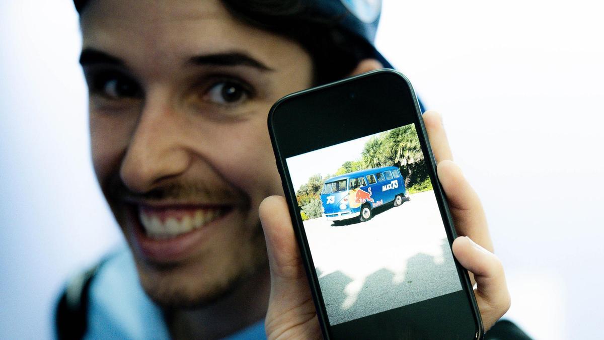 Àlex Márquez muestra la Alexneta en su móvil.