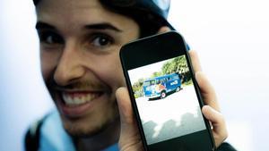 Àlex Márquez muestra la Alexneta en su móvil.